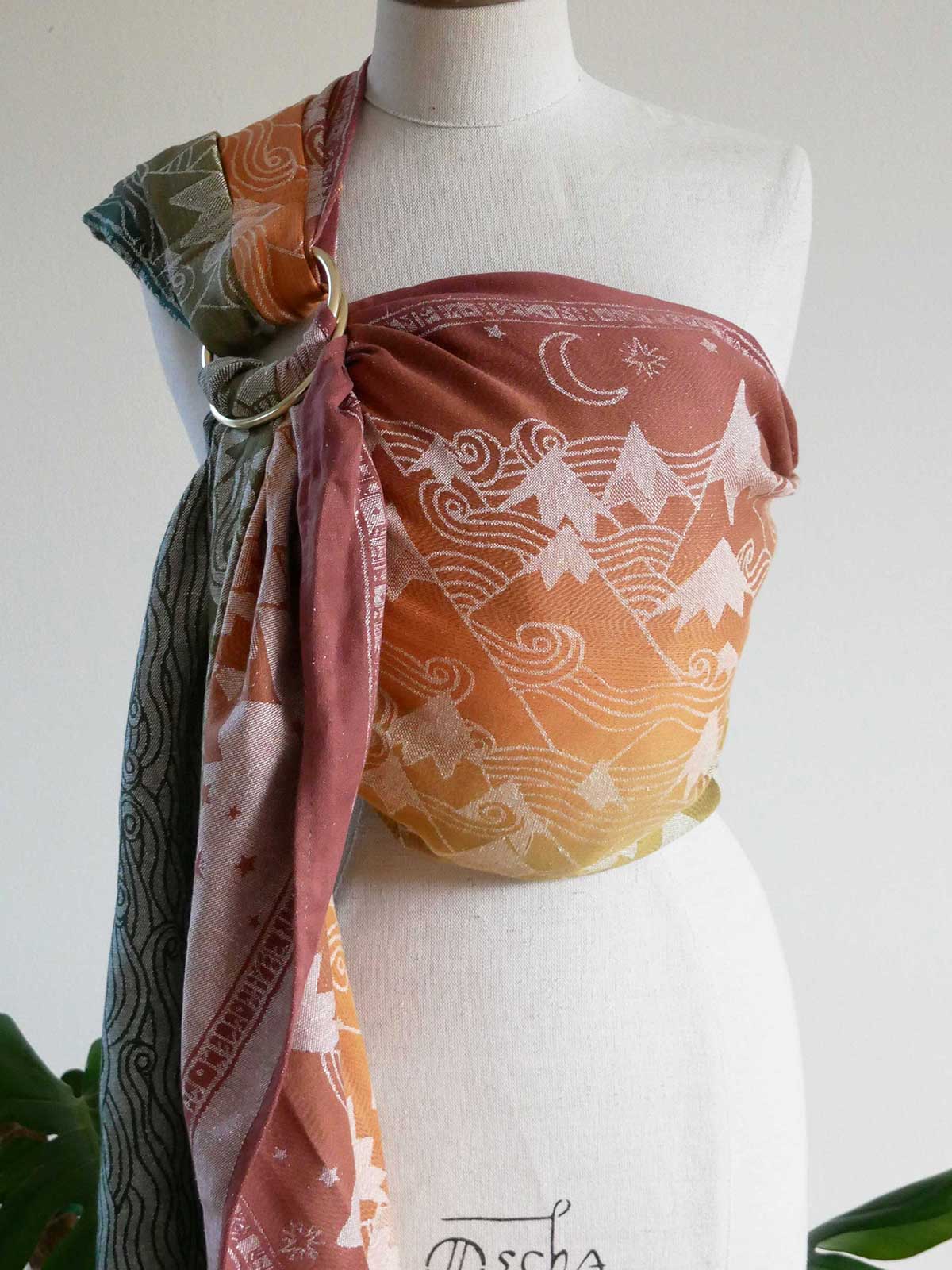 Mannequin wearing a Misty Mountains Summit Ember Ring Sling