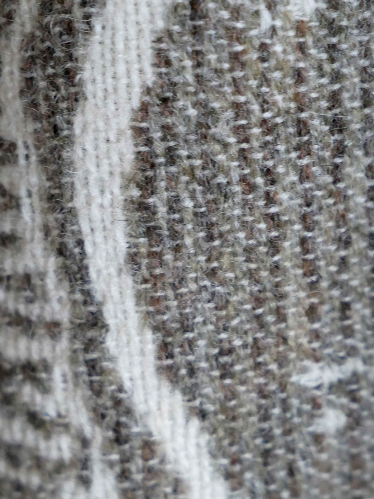 Realm of Middle-earth Umber Purled Throw [Grade 2]