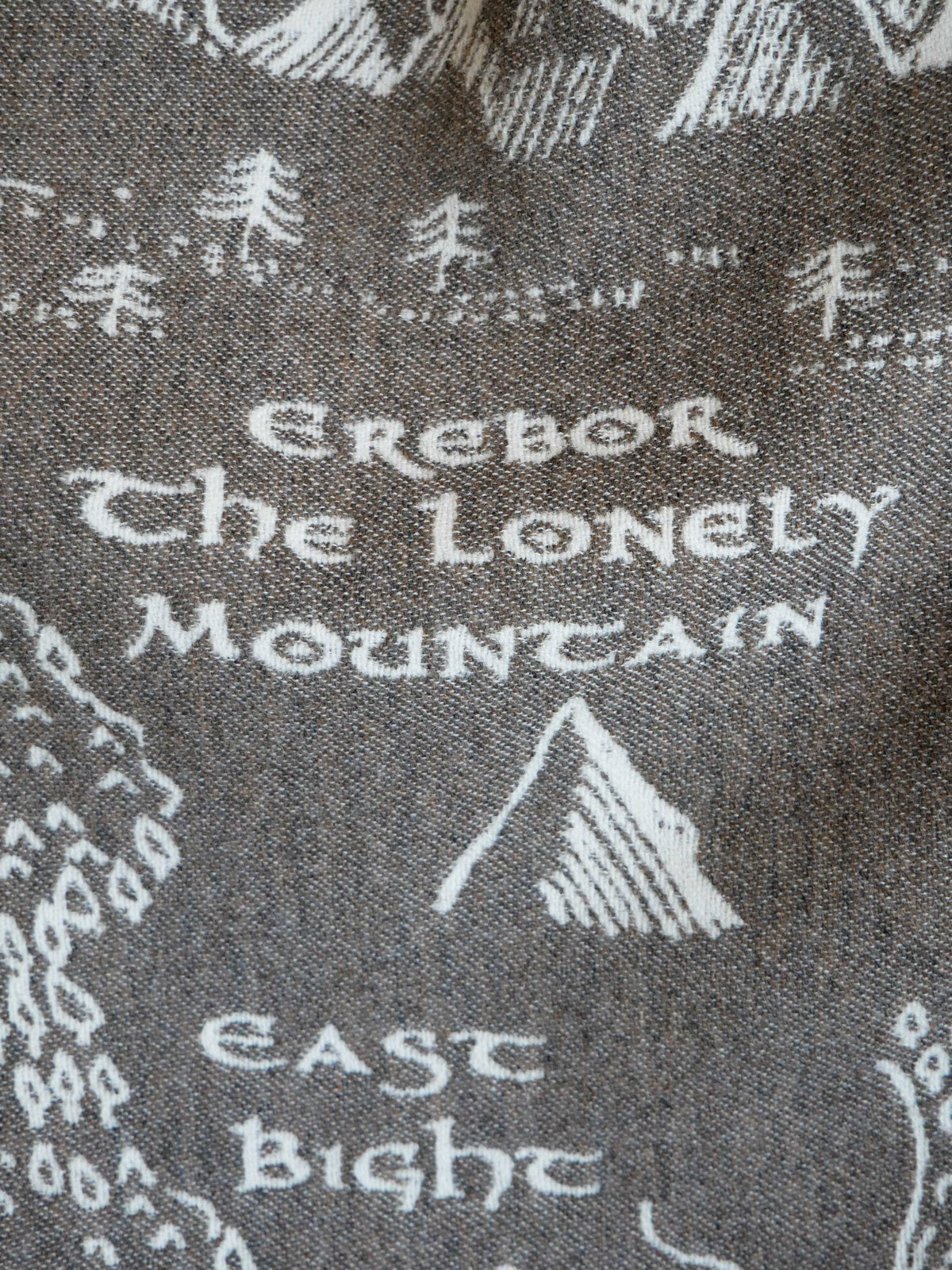 Realm of Middle-earth Umber Purled Throw [Grade 2]